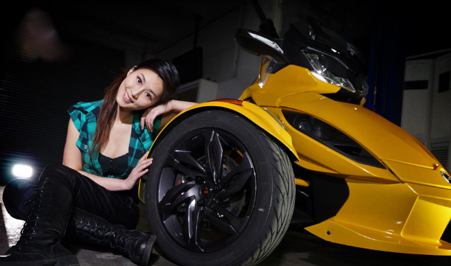 Ngắm siêu mẫu nóng bỏng bên siêu môtô Can-am